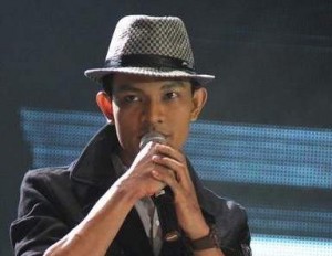 Febri Menyanyikan Di Balik Awan (Peter Pan) dan With or Without You (U2)