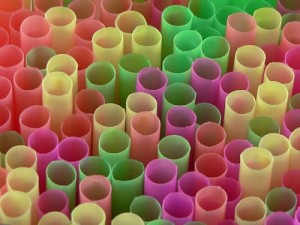 Perlukah menggunakan Sedotan Plastik