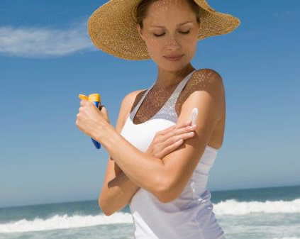 Tips melindungi kulit di bawah sinar matahari
